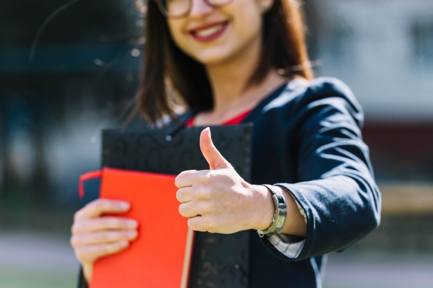 http://158.69.55.95/wp-content/uploads/2019/02/elegant-businesswoman-doing-thumbs-up-outdoors_23-2148002512.jpg